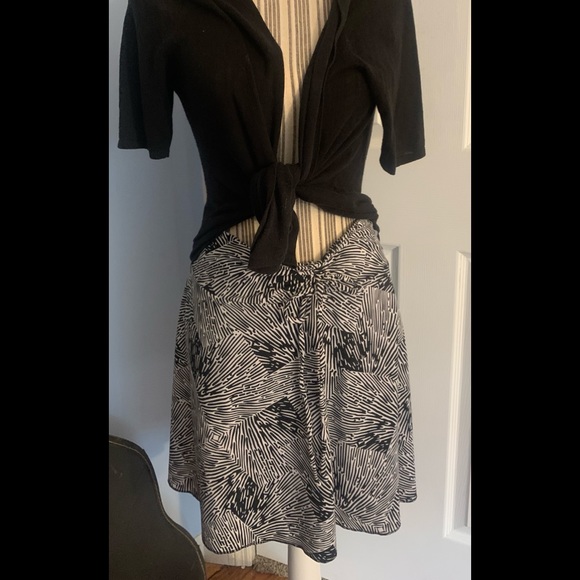 A line black and white activewear skirt - Picture 4 of 6